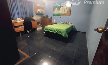 Casa en Venta en Sarento Aldea / Casa en venta 4 Dormitorios 3 Baños Local Comercial. Galpon y 10 Estacionamientos en El Bosque