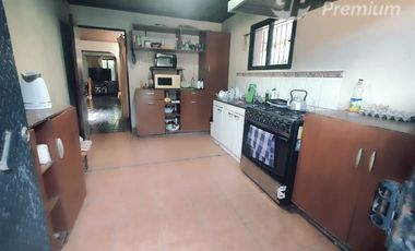 Casa en Venta en Sarento Aldea / Casa en venta 4 Dormitorios 3 Baños Local Comercial. Galpon y 10 Estacionamientos en El Bosque