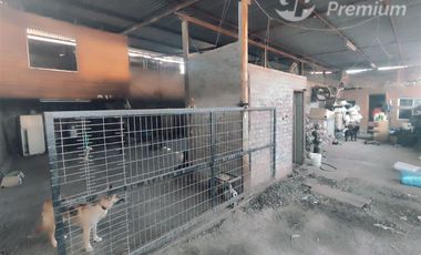 Casa en Venta en Sarento Aldea / Casa en venta 4 Dormitorios 3 Baños Local Comercial. Galpon y 10 Estacionamientos en El Bosque