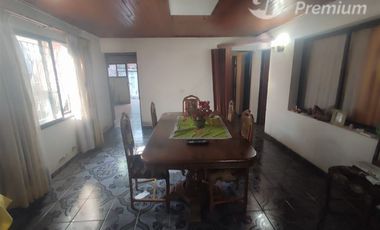 Casa en Venta en Sarento Aldea / Casa en venta 4 Dormitorios 3 Baños Local Comercial. Galpon y 10 Estacionamientos en El Bosque