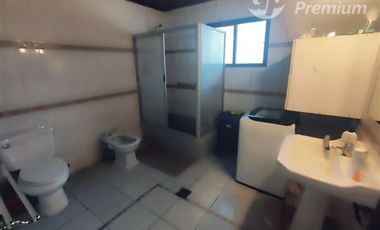 Casa en Venta en Sarento Aldea / Casa en venta 4 Dormitorios 3 Baños Local Comercial. Galpon y 10 Estacionamientos en El Bosque