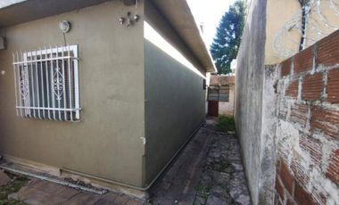VENTA CASA 3 AMBIENTES CON COCHERA EN LONGCHAMPS