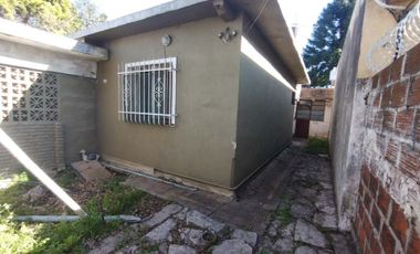 VENTA CASA 3 AMBIENTES CON COCHERA EN LONGCHAMPS