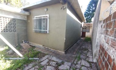 VENTA CASA 3 AMBIENTES CON COCHERA EN LONGCHAMPS