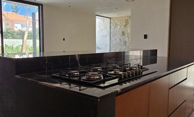MODERNA RESIDENCIA CON SPA DENTRO DE YUCATAN COUNTRY CLUB