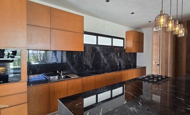 MODERNA RESIDENCIA CON SPA DENTRO DE YUCATAN COUNTRY CLUB