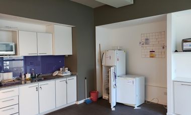EXCELENTE OFICINA EN TORRE 550m2 , INSTALADA P/ENTRAR, PISO TÉCNICO, COCHERAS, SEGURIDAD 24hs