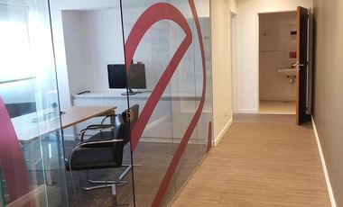 EXCELENTE OFICINA EN TORRE 550m2 , INSTALADA P/ENTRAR, PISO TÉCNICO, COCHERAS, SEGURIDAD 24hs