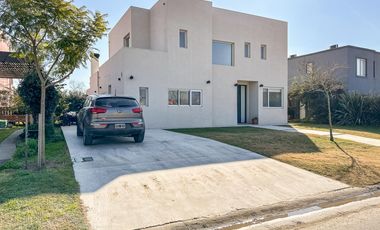 Casa en  alquiler anual en Escobar- Barrio Acacias- Puertos del Lago