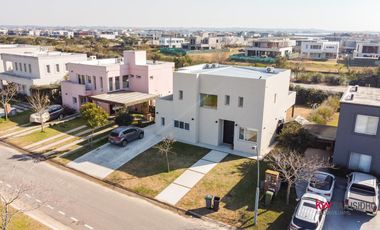 Casa en  alquiler anual en Escobar- Barrio Acacias- Puertos del Lago
