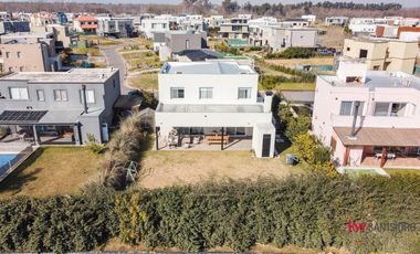 Casa en  alquiler anual en Escobar- Barrio Acacias- Puertos del Lago