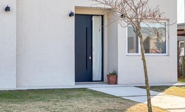 Casa en  alquiler anual en Escobar- Barrio Acacias- Puertos del Lago