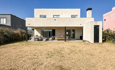 Casa en  alquiler anual en Escobar- Barrio Acacias- Puertos del Lago