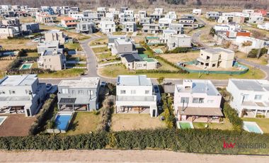 Casa en  alquiler anual en Escobar- Barrio Acacias- Puertos del Lago