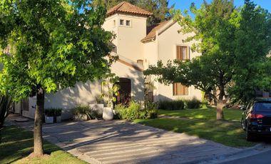 Casa en Alquiler  Pacheco Golf Club 4 dormitorios con jardin y pileta