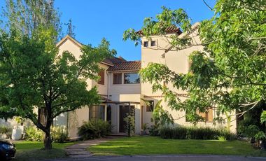 Casa en Alquiler  Pacheco Golf Club 4 dormitorios con jardin y pileta