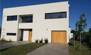 VENTA/ CHALET A ESTRENAR  DE 4 AMBIENTES EN 2 PLANTAS / MAR DEL PLATA