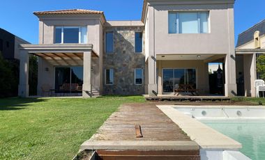 Casa en  venta o alquiler al lago barrio los lagos