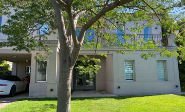 Casa en  venta o alquiler al lago barrio los lagos