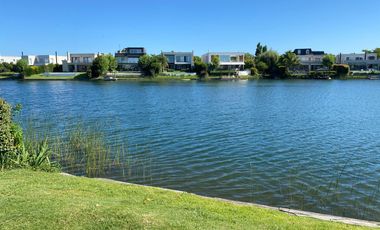 Casa en  venta o alquiler al lago barrio los lagos