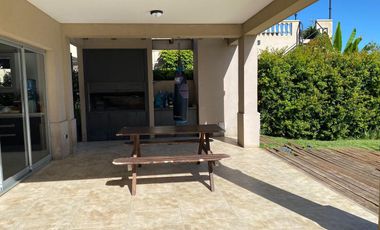 Casa en  venta o alquiler al lago barrio los lagos