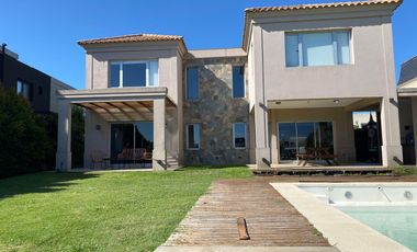 Casa en  venta o alquiler al lago barrio los lagos