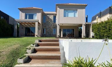 Casa en  venta o alquiler al lago barrio los lagos
