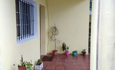 CASA DOS FAMILIAS EN DOS PLANTAS, 5 AMBIENTES, GARAJE PASANTE, 340 M2
