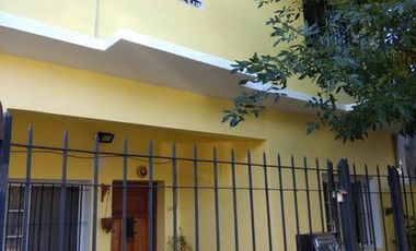 CASA DOS FAMILIAS EN DOS PLANTAS, 5 AMBIENTES, GARAJE PASANTE, 340 M2