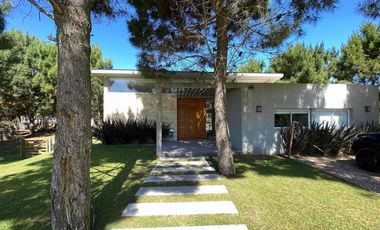 Exclusiva casa con pileta en Costa Esmeralda