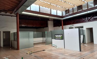 Inmueble comercial en excelente ubicación , apto varios rubros  .