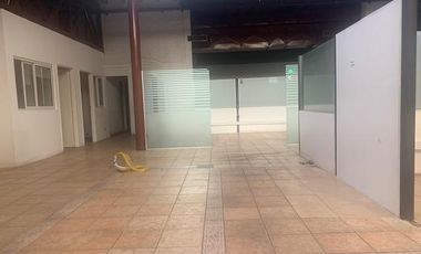 Inmueble comercial en excelente ubicación , apto varios rubros  .
