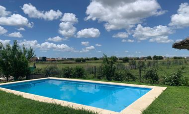 Casa en venta 4 amb. c/ dep. y Pileta Lote interno con vista al Golf!!
