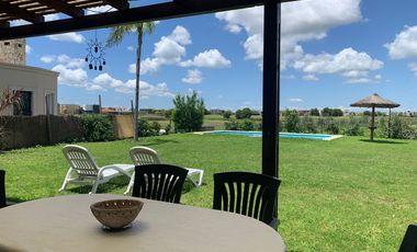 Casa en venta 4 amb. c/ dep. y Pileta Lote interno con vista al Golf!!