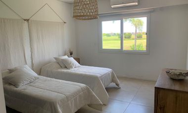 Casa en venta 4 amb. c/ dep. y Pileta Lote interno con vista al Golf!!