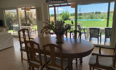 Casa en venta 4 amb. c/ dep. y Pileta Lote interno con vista al Golf!!