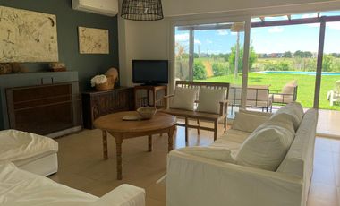 Casa en venta 4 amb. c/ dep. y Pileta Lote interno con vista al Golf!!