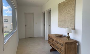 Casa en venta 4 amb. c/ dep. y Pileta Lote interno con vista al Golf!!