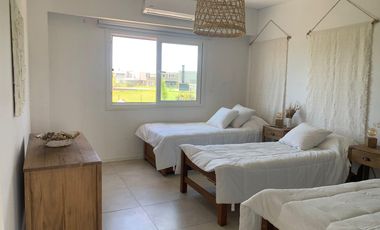 Casa en venta 4 amb. c/ dep. y Pileta Lote interno con vista al Golf!!