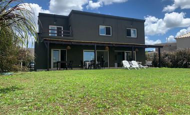 Casa en venta 4 amb. c/ dep. y Pileta Lote interno con vista al Golf!!