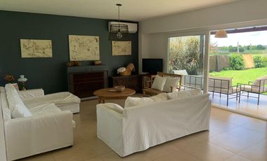 Casa en venta 4 amb. c/ dep. y Pileta Lote interno con vista al Golf!!