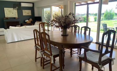 Casa en venta 4 amb. c/ dep. y Pileta Lote interno con vista al Golf!!