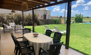 Casa en venta 4 amb. c/ dep. y Pileta Lote interno con vista al Golf!!