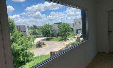 Casa en venta 4 amb. c/ dep. y Pileta Lote interno con vista al Golf!!