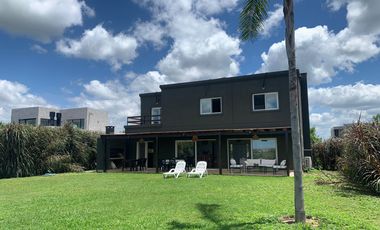 Casa en venta 4 amb. c/ dep. y Pileta Lote interno con vista al Golf!!