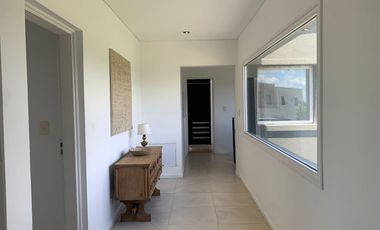 Casa en venta 4 amb. c/ dep. y Pileta Lote interno con vista al Golf!!