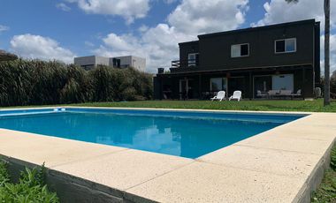 Casa en venta 4 amb. c/ dep. y Pileta Lote interno con vista al Golf!!