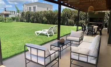 Casa en venta 4 amb. c/ dep. y Pileta Lote interno con vista al Golf!!