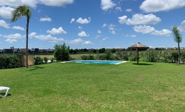 Casa en venta 4 amb. c/ dep. y Pileta Lote interno con vista al Golf!!