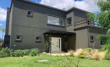 Casa en venta 4 amb. c/ dep. y Pileta Lote interno con vista al Golf!!